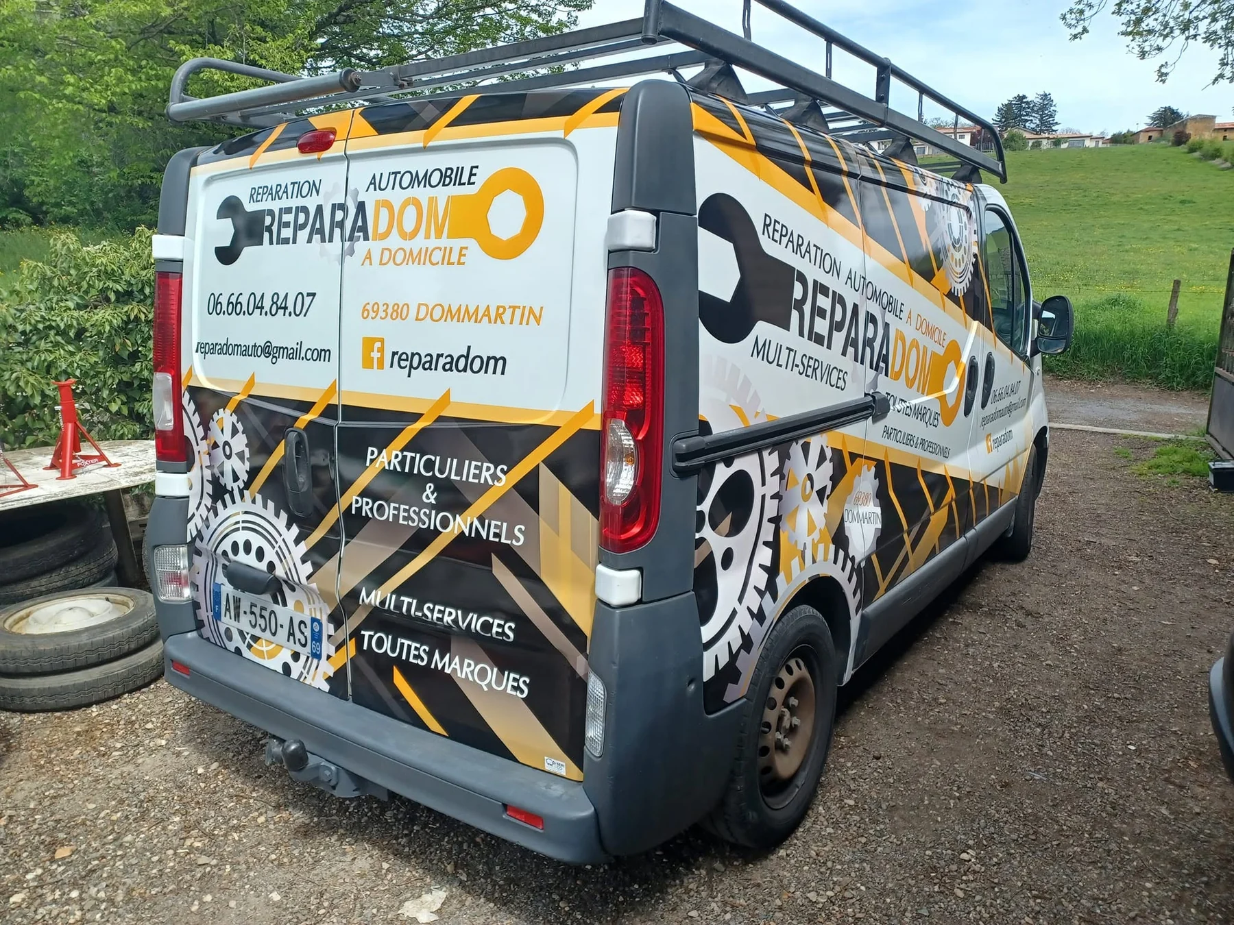 Véhicule atelier Reparadom pour les interventions automobiles à domicile